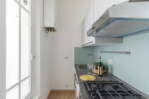 Horno, parrilla de estufa, cafetera y tetera y máquina de hielo 