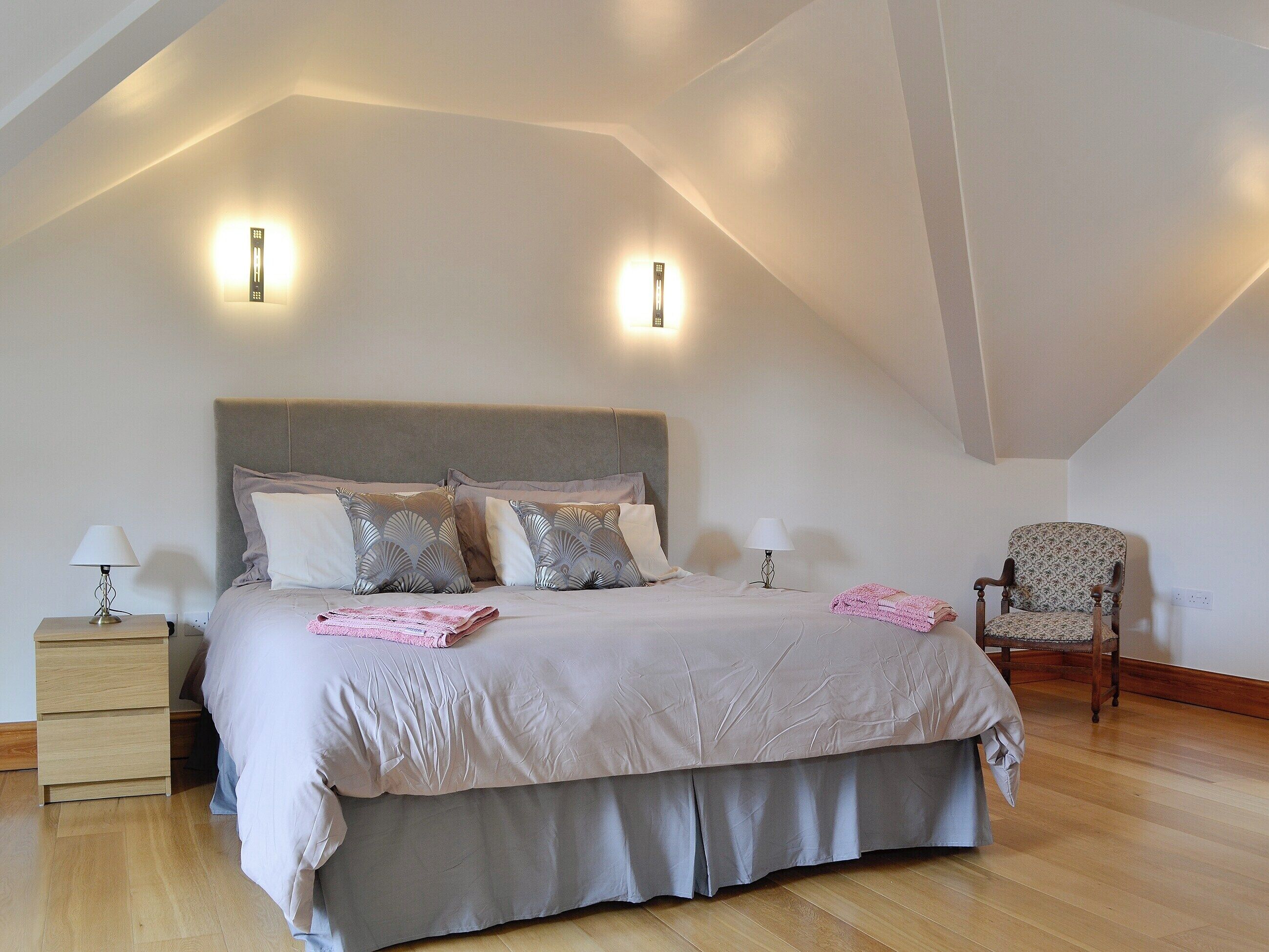 2 bedrooms, WiFi (free), bed sheets