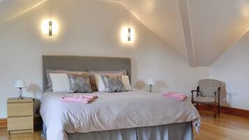 2 bedrooms, WiFi (free), bed sheets