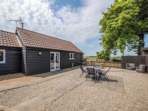 Outdoor dining - 2 bedroom accommodation in Skeyton, near Norwich (Skeyton, near Norwich)
