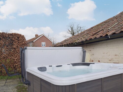 2 bedroom accommodation in Debenham, near Framlingham