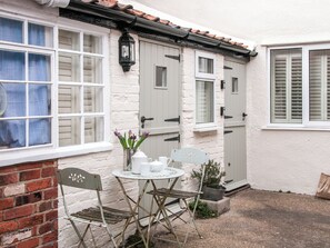 Outdoor dining - 2 bedroom accommodation in Aldeburgh (Aldeburgh)