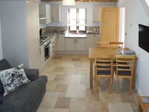 Lavavajillas y trona infantil