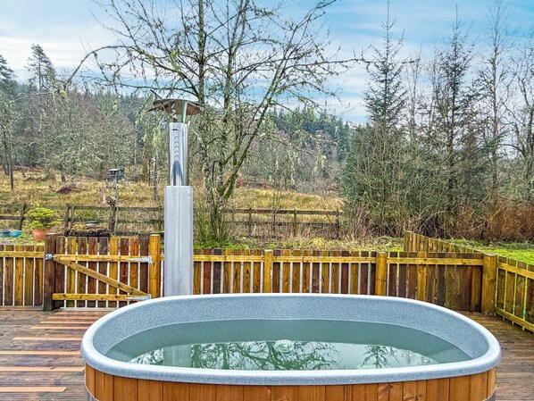 Outdoor spa tub - 1 bedroom accommodation in Invertrossachs, near Callander (Invertrossachs, near Callander)