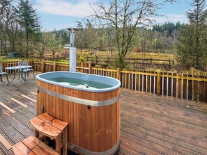 Outdoor spa tub - 1 bedroom accommodation in Invertrossachs, near Callander (Invertrossachs, near Callander)