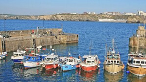 Um porto com vários barcos atracados num cais de betão.