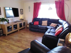 Living area - 3 bedroom accommodation in Newquay (Newquay)