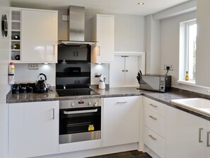 Dishwasher, highchair, cookware/dishes/utensils - 3 bedroom accommodation in Newquay (Newquay)