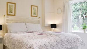 1 bedroom, bed sheets - 1 bedroom accommodation in Gunville, near Newport (Gunville, near Newport)