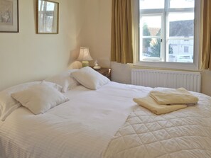 3 室のベッドルーム、WiFi (無料)、ベッドシーツ