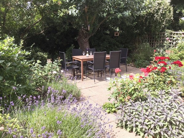 Outdoor dining - 3 bedroom accommodation in Lavenham (Lavenham)