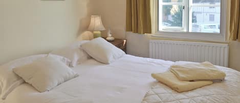 3 bedrooms, WiFi (free), bed sheets