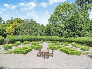 Outdoor dining - Apartment 14, Hazelwood Hall (Silverdale, near Arnside)