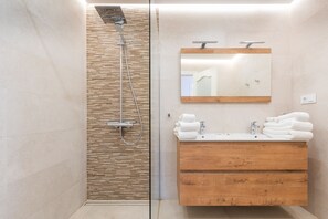Baignoire, séchoir à cheveux, serviettes fournies