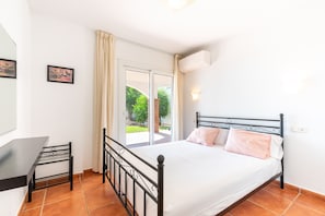 6 bedrooms, iron/ironing board, travel cot, free WiFi - Casa Pamela, 2-in-1 villa with 2 private swimming pools (Benalmádena)