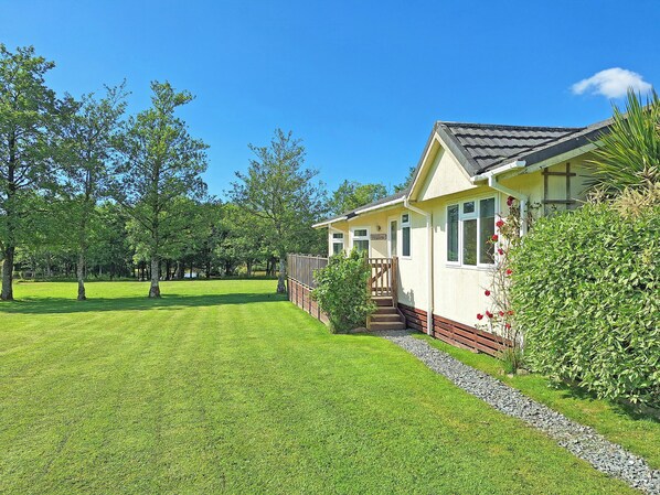 A single-story house with a well-maintained lawn and a small garden area. - 2 bedroom accommodation in Woodacott, near Holsworthy (Woodacott, near Holsworthy)