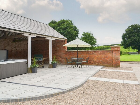 Outdoor dining - 1 bedroom accommodation in Binbrook, near Market Rasen (Binbrook, near Market Rasen)