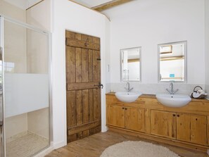 Towels - 4 bedroom accommodation in Glaisdale (Glaisdale)