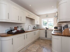 Oppvaskmaskin, høy barnestol, kjøkkenutstyr og fryser