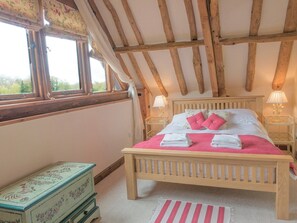 3 bedrooms, free WiFi, bed sheets, wheelchair access