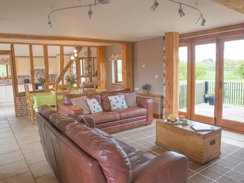 Henry's Barn - UKC3168