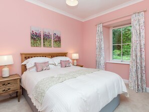 4 bedrooms, free WiFi, bed sheets - 4 bedroom accommodation in Invertrossachs, near Callander (Invertrossachs, near Callander)