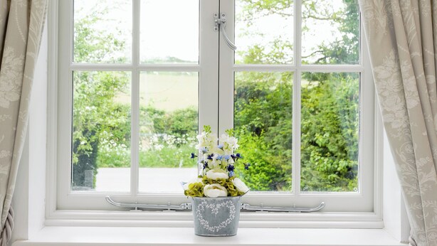 A window with a view of greenery, a white window frame, and a flower vase. - 1 bedroom accommodation in Mickleton, near Chipping Campden (Mickleton, near Chipping Campden)