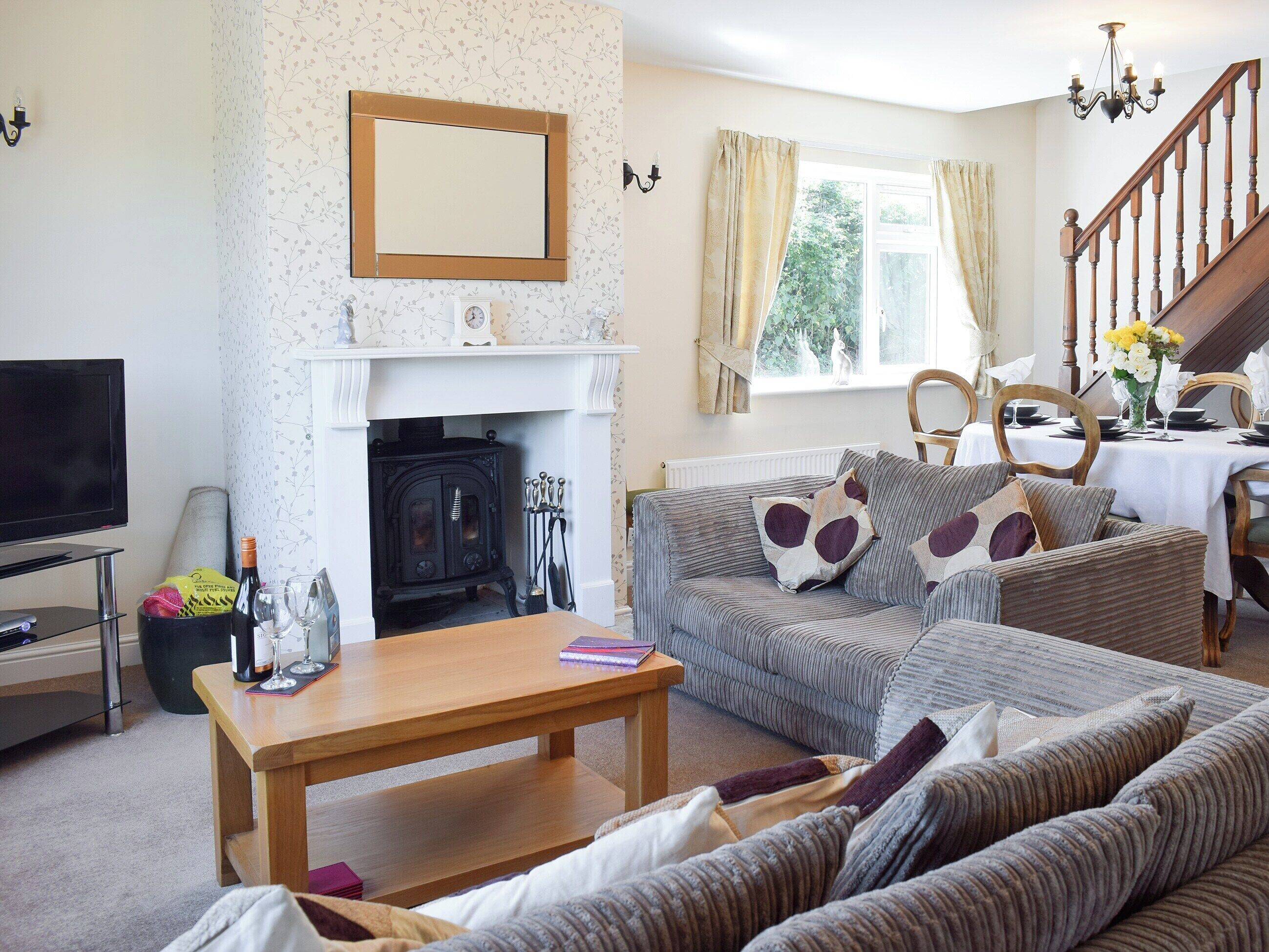 Welcoming living and dining room | Cherrytree Cottage, Loftus, Saltburn-by-the-Sea