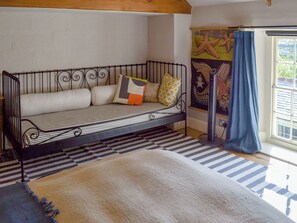 5 bedrooms, free WiFi, bed sheets