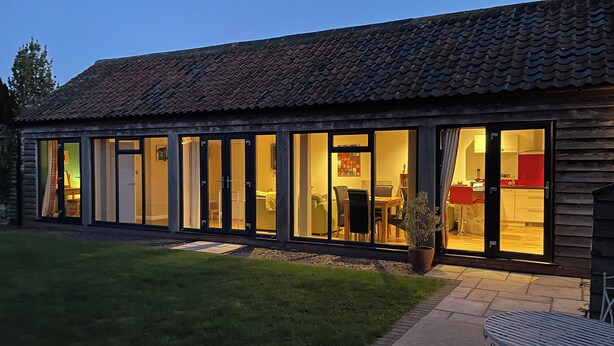 A modern house with large glass doors leading to a dining area and kitchen. - 1 bedroom accommodation in Moorlinch, near Bridgwater (Moorlinch, near Bridgwater)
