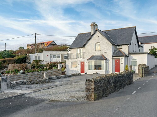 1 bedroom accommodation in Mawgan Porth, near Newquay
