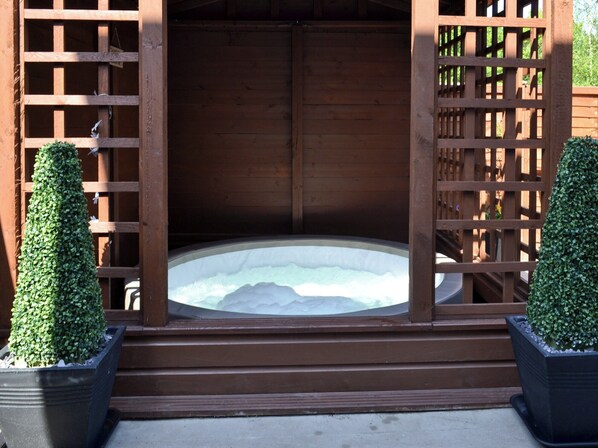 Outdoor spa tub - 3 bedroom accommodation in Horncastle (Horncastle)