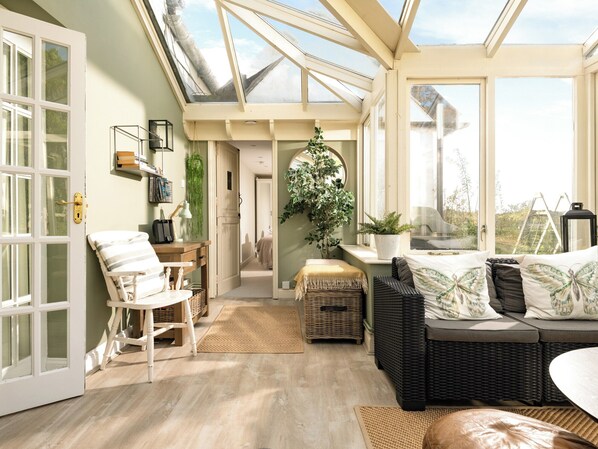 Fireplace - 4 bedroom accommodation in Tiptoe, near Lymington (Tiptoe, near Lymington)