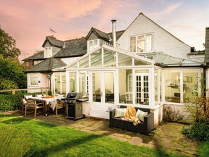 Outdoor dining - 4 bedroom accommodation in Tiptoe, near Lymington (Tiptoe, near Lymington)