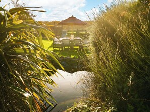 Outdoor dining - 4 bedroom accommodation in Tiptoe, near Lymington (Tiptoe, near Lymington)