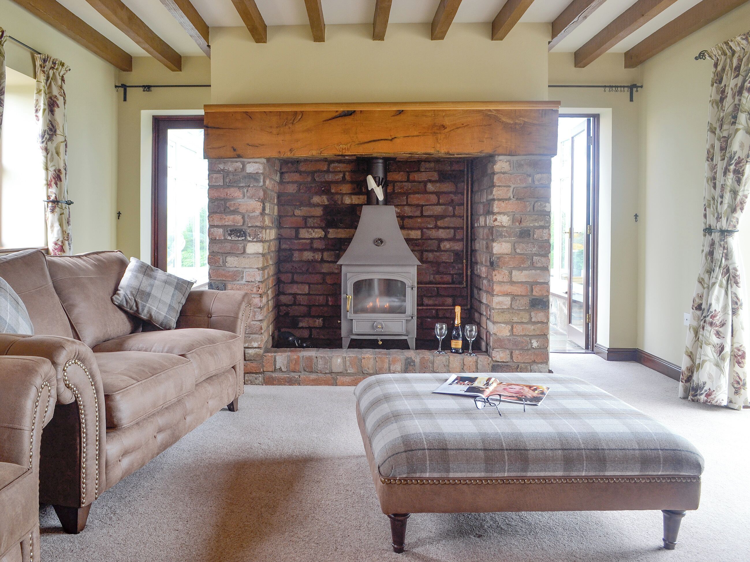 TV, fireplace