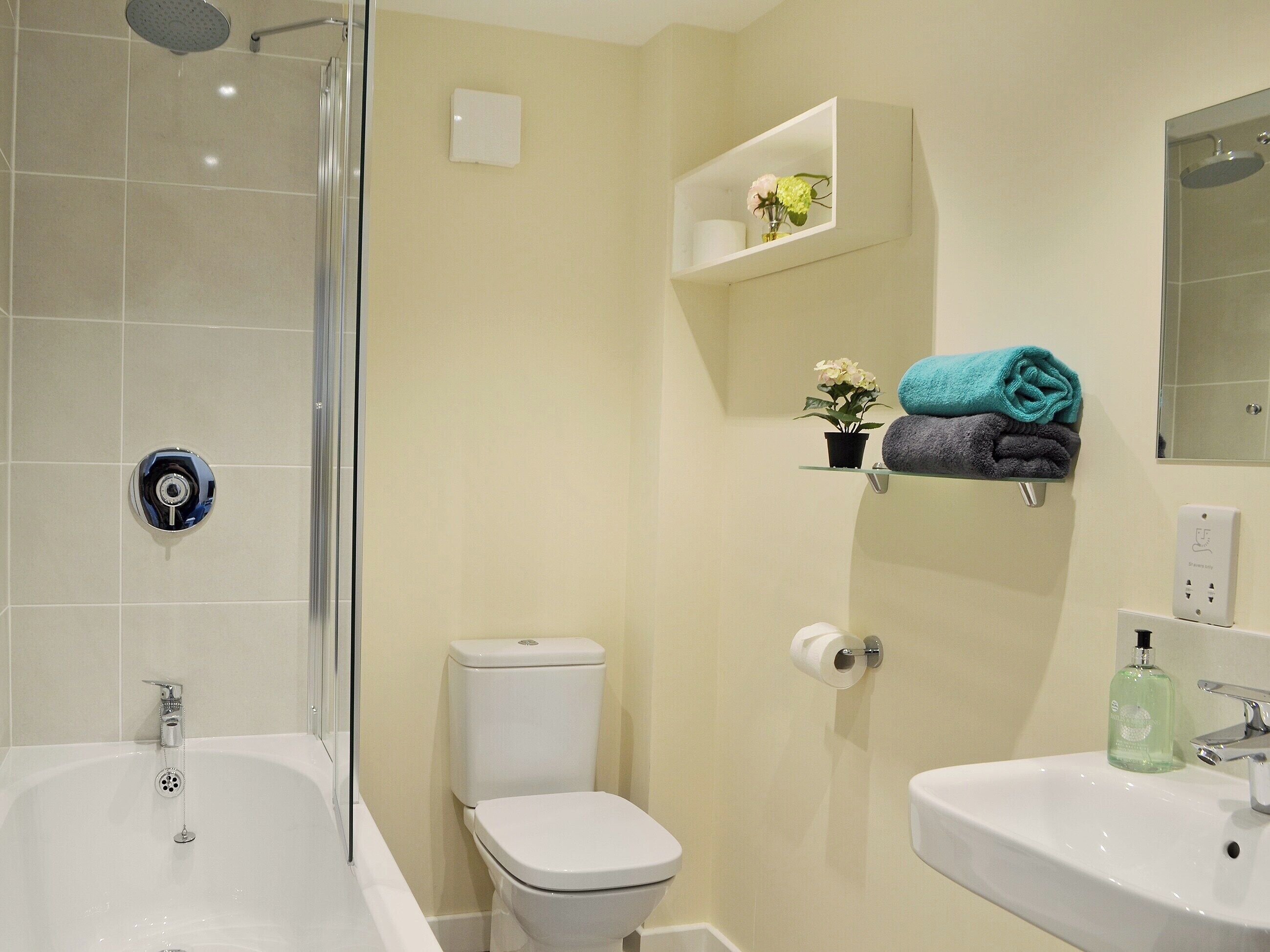 Un bagno con vasca, WC e lavabo.