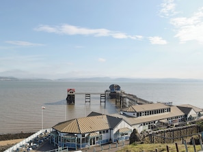 A coastal pier with a restaurant and a lookout point. - 2 bedroom accommodation in Rhos, near Pontardawe (Rhos, near Pontardawe)