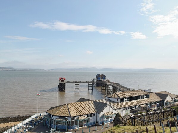 A coastal pier with a small building and a restaurant at the end. - 2 bedroom accommodation in Rhos, near Pontardawe (Rhos, near Pontardawe)