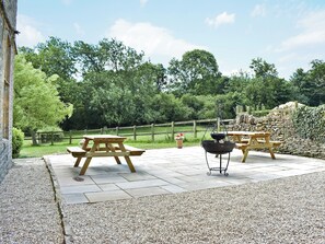 Outdoor dining - 5 bedroom accommodation in Glanvilles Wootton, near Sherborne (Glanvilles Wootton, near Sherborne)