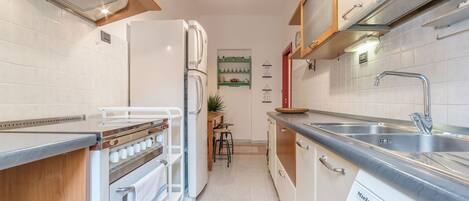 Réfrigérateur, four, plaque de cuisson