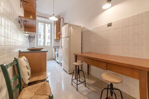 Fridge, oven, stovetop, cookware/dishes/utensils