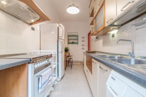 Kühlschrank, Ofen, Herdplatte, Kochgeschirr/Geschirr/Besteck