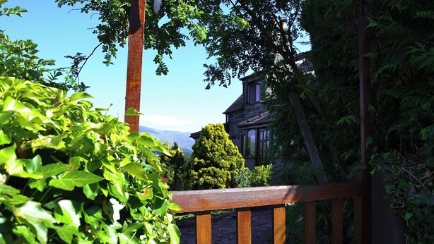A wooden gate with a sign reading "Y BETHYN" in a lush garden setting. - 2 bedroom accommodation in Llandygai, near Bangor (Llandygai, near Bangor)