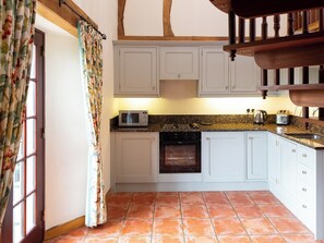 Cadeirão de bebê, talheres/pratos/utensílios de cozinha