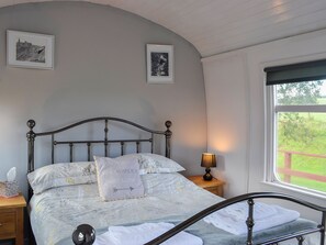 3 bedrooms, free WiFi, bed sheets - 3 bedroom accommodation in Bridge of Dee, near Castle Douglas (Bridge of Dee, near Castle Douglas)