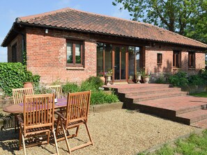 Outdoor dining - 3 bedroom accommodation in Skeyton, near North Walsham (Skeyton, near North Walsham)