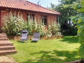 Terrace/patio - 3 bedroom accommodation in Skeyton, near North Walsham (Skeyton, near North Walsham)