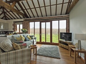 TV - 3 bedroom accommodation in Skeyton, near North Walsham (Skeyton, near North Walsham)