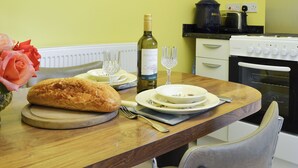 Dining - 1 bedroom accommodation in Pevensey Bay, near Eastbourne (Pevensey Bay, near Eastbourne)